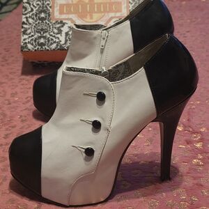 Bordello Teeze20 Black/White Spectator Heels